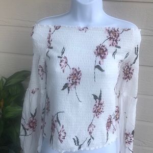 Off the shoulder gorgeous lil crop top🔥